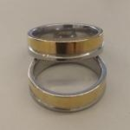 ALIANÇA AÇO  QUADRADA ABAULADA RISCO FAIXA DOURADA  6MM