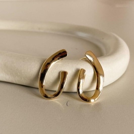 BRINCO FO MEIA ARGOLA IRREGULAR LISA