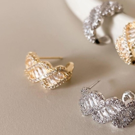 BRINCO FO MEIA ARGOLA TRACADA CRAVEJ BAGUETE