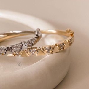 BRACELETE FO TRIANGULO LISO CRAVEJ