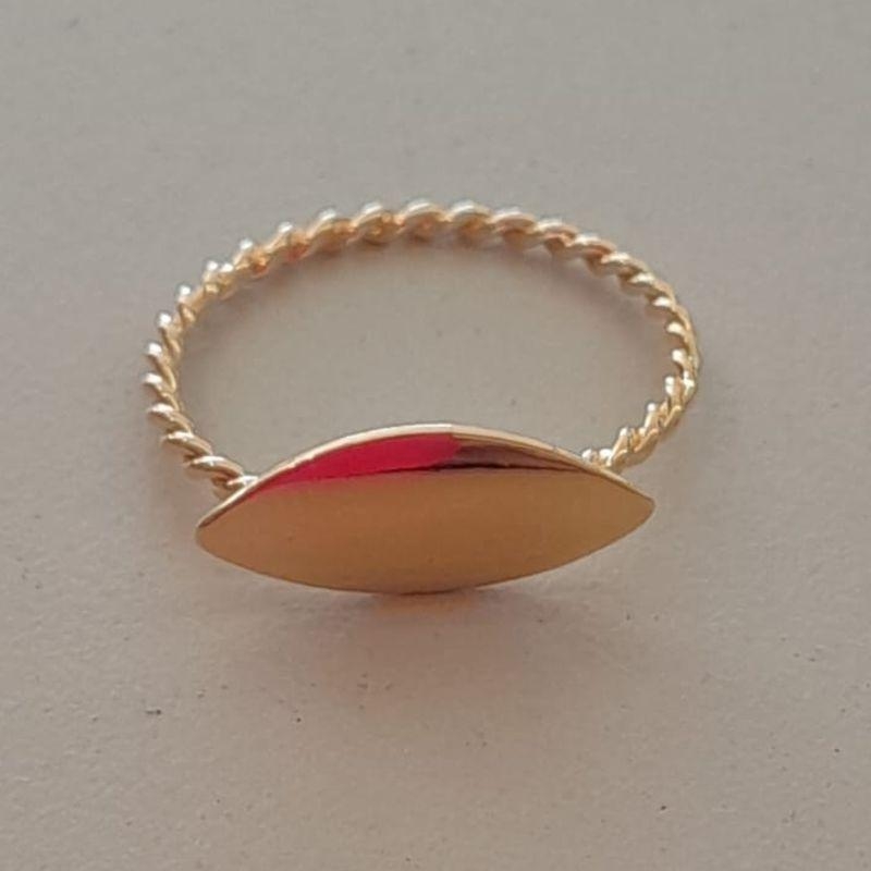 ANEL FO PLACA OVAL LISA ARO TORCIDO