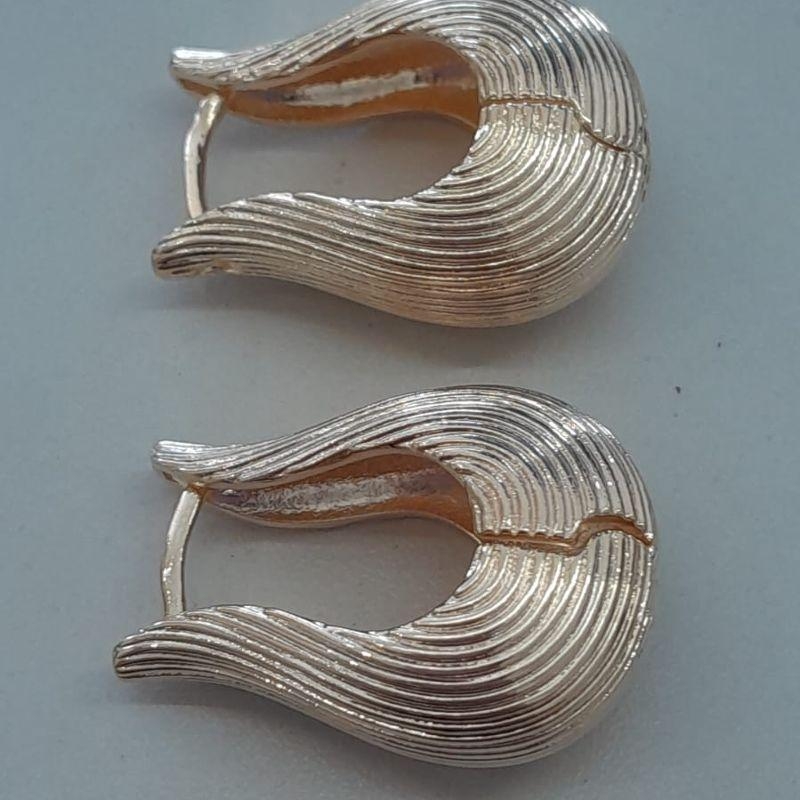 BRINCO FO ARGOLA GOTA RISCADA FECHO CLICK 17MM