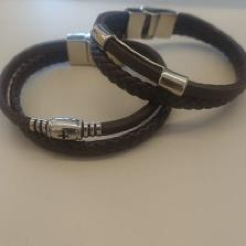 PULSEIRA MASCULINA COURO DUPLA LISA TRANÇADA DETALHE METAL